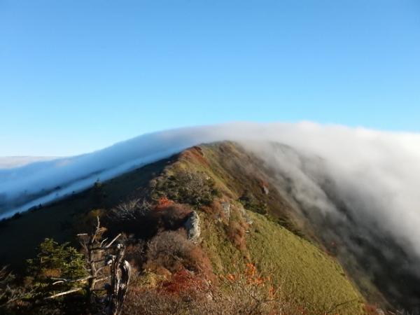 滝雲がかかる朝の瓶ヶ森